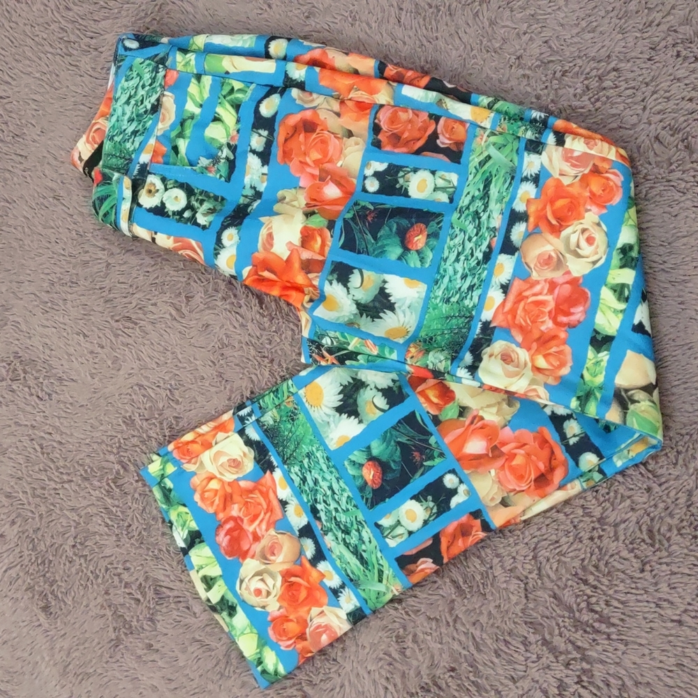 Single Flower print pants.
